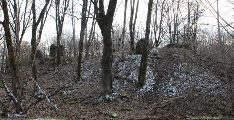 Руины некогда существовавшего замка в Геранёнах