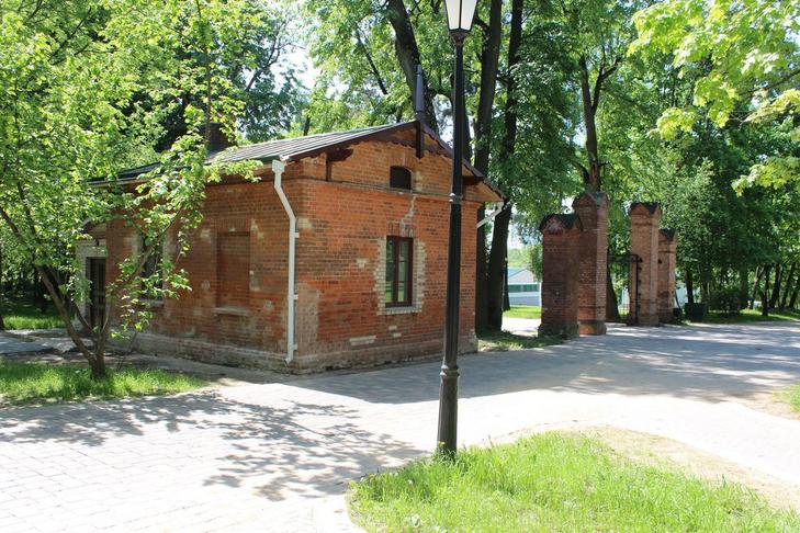 Усадьба Прушинских: сторожка и брама