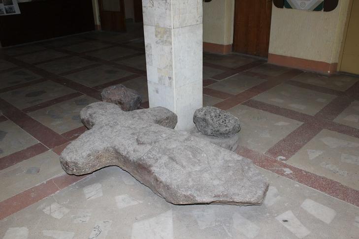 Каменный крест-идол