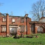 Усадьба Костровицких: конюшня (Большие Новоселки), апрель 2012