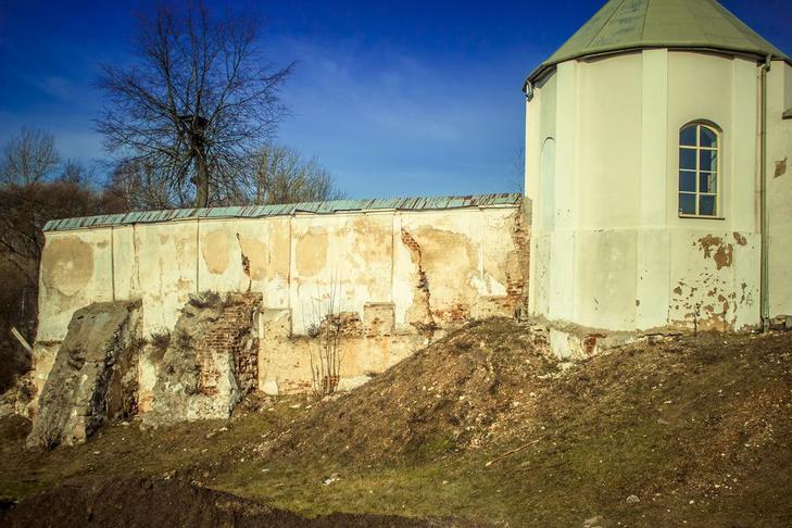 Монастырь францисканцев: ограда с башней