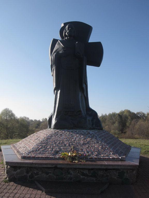 Памятник Кирилле Туровскому