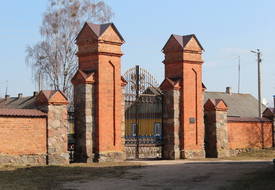 Костел Воздвижения Святого Креста: брама и ограда