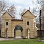 Костел Вознесения Девы Марии: брама и ограда (Константиново), апрель 2012