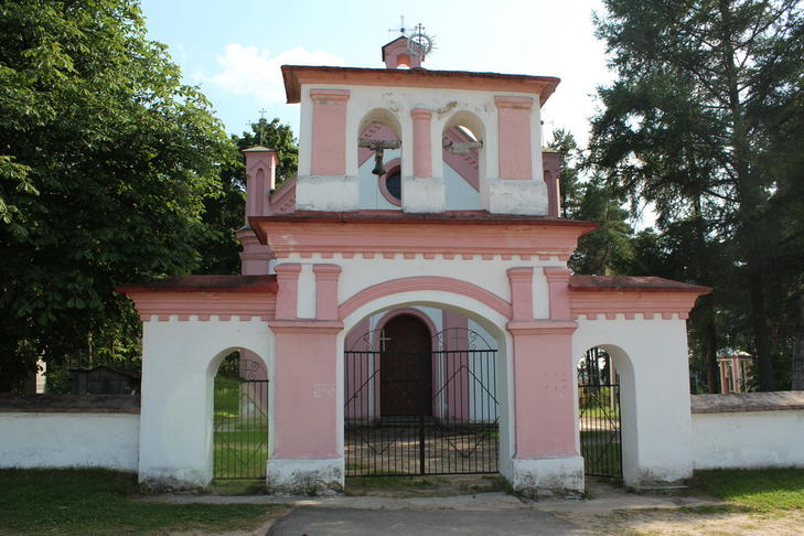 Часовня католическая св. Анны: брама-колокольня