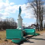 Усадьба Уместовских: часовня придорожная (Жемыславль), апрель 2012