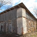 Усадьба Корвин-Милевских: хозпостройка (Геранены), апрель 2012