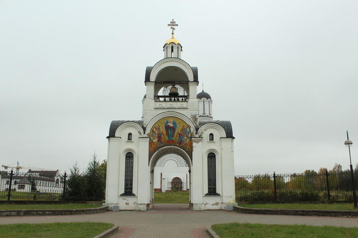 Церковь в честь иконы Богоматери Всех скорбящих Радость: брама и ограда